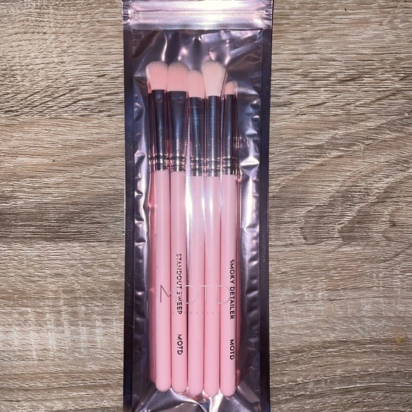 MOTD Cosmetics: In A Blush Blending Eye Brush Set - Picture 2 of 3